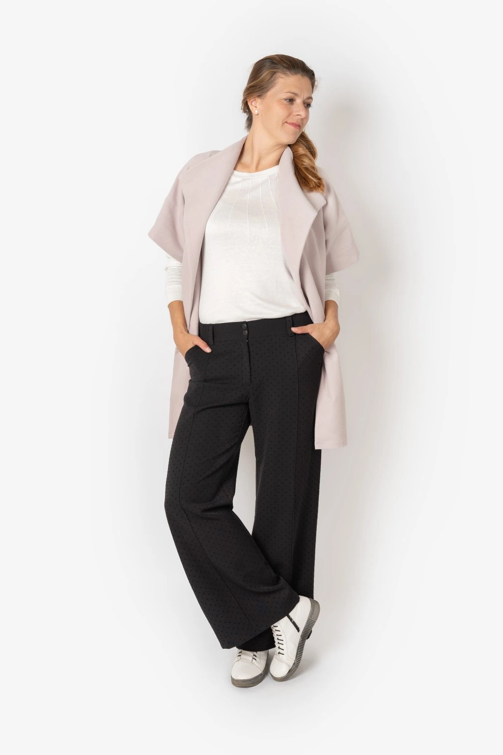 1326-10_zvonove-kalhoty-cerne-s-puntikem