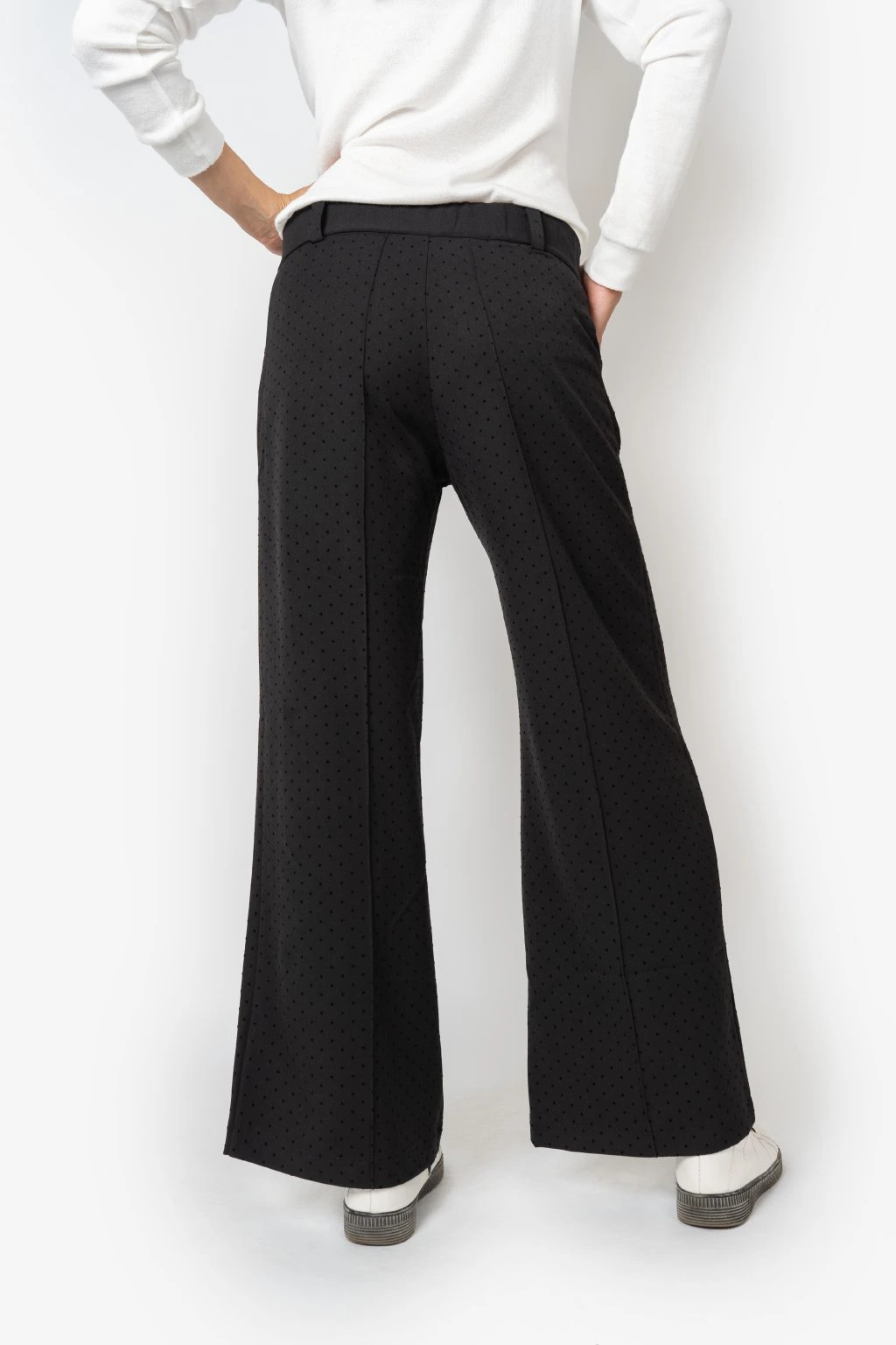 1326-12_zvonove-kalhoty-cerne-s-puntikem